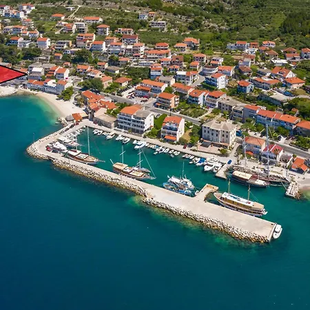 Apartment Atlantis Beachfront Jesenice (Split-Dalmatia)